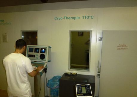 Cryo-Therapy_Chamber_Operation, fot. By RudolfSimon (Own work) [CC BY 3.0 (http://creativecommons.org/licenses/by/3.0)], via Wikimedia Commons